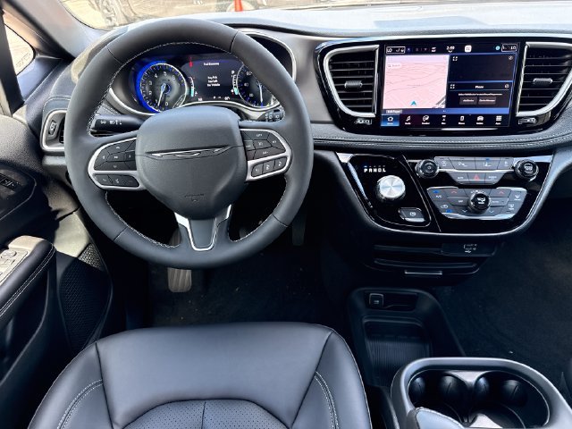 New 2027 Chrysler Pacifica Select w/ Family Tech Group AWD/4WD image 18