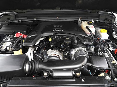 Used 2018 Jeep Wrangler Unlimited Sahara w/ Cold Weather Group image 30