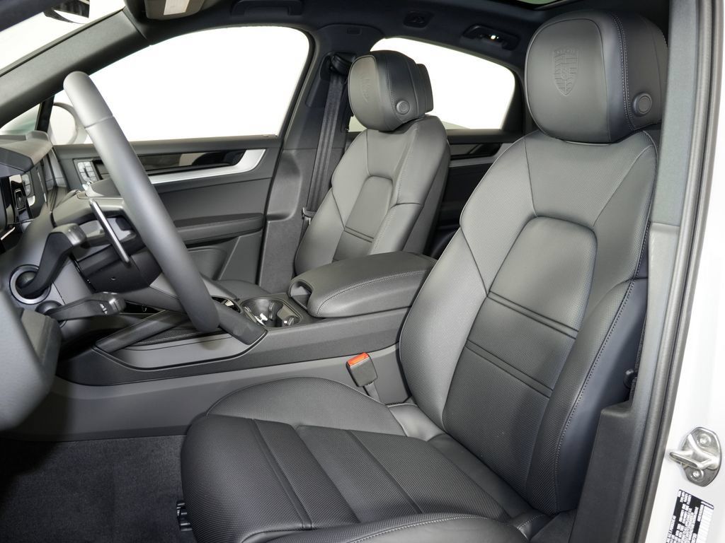 Certified 2026 Porsche Cayenne Coupe AWD/4WD image 5
