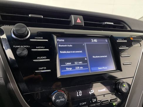 Used 2018 Toyota Camry SE FWD image 22
