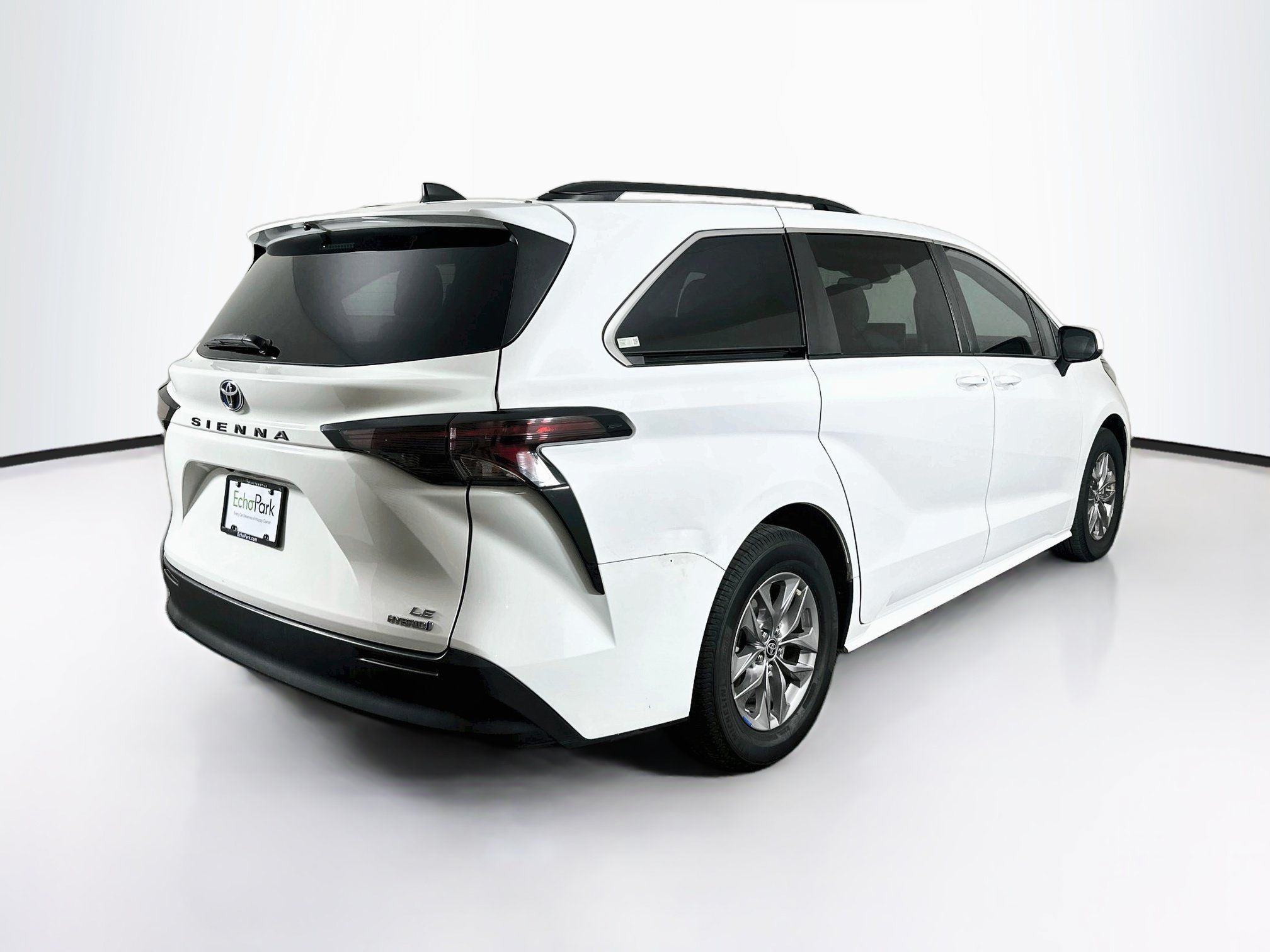 Used 2024 Toyota Sienna LE FWD image 9