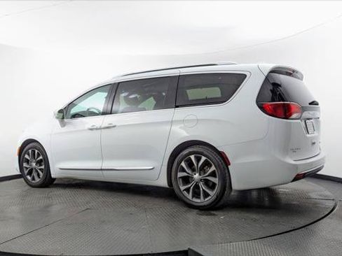 Used 2017 Chrysler Pacifica Limited w/ Tire & Wheel Group FWD image 6