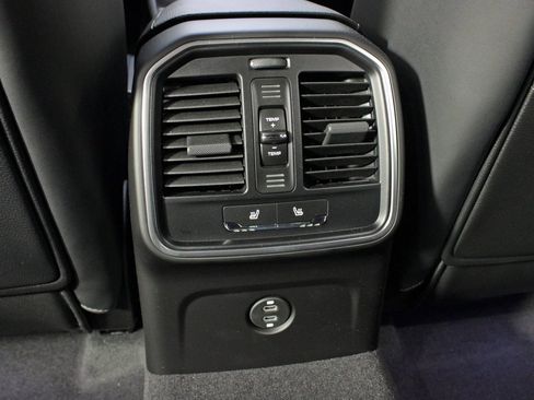 Used 2025 Porsche Macan image 38