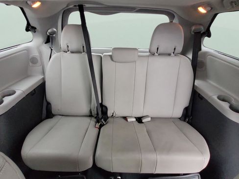 Used 2019 Toyota Sienna Limited image 14