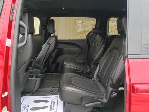 Used 2024 Chrysler Pacifica Touring-L w/ S Appearance Package image 21