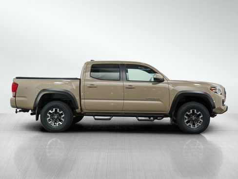 Used 2017 Toyota Tacoma TRD Off-Road w/ Premium & Technology Package AWD/4WD image 6