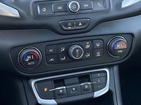 Used 2022 GMC Terrain SLE w/ Driver Convenience Package image 17