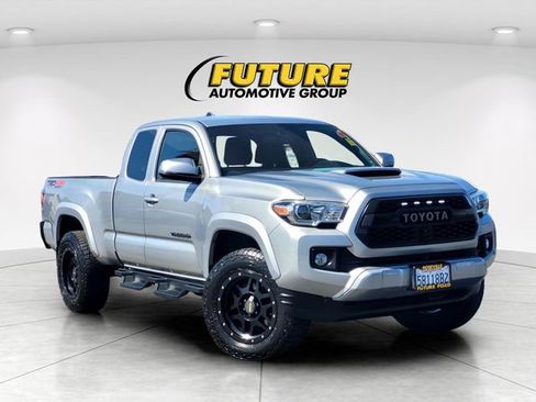 Used 2017 Toyota Tacoma TRD Sport w/ Tow Package AWD/4WD image 1