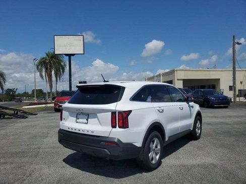 Used 2022 Kia Sorento LX AWD/4WD image 3