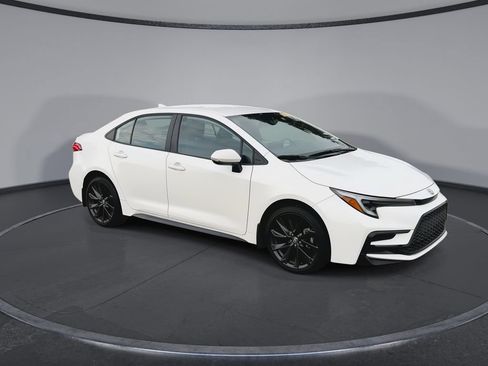 Used 2024 Toyota Corolla SE FWD image 2