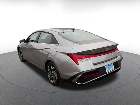 Used 2025 Hyundai Elantra SEL image 11