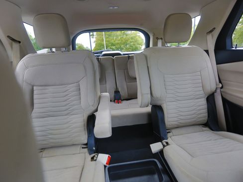 Used 2021 Ford Explorer XLT image 23