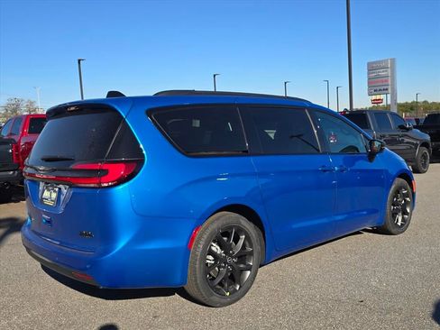 New 2026 Chrysler Pacifica Select w/ S Appearance Package image 3