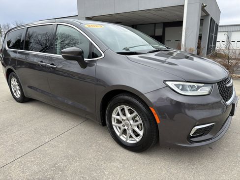 Used 2023 Chrysler Pacifica Touring-L image 3
