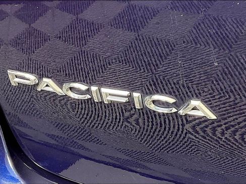 Used 2018 Chrysler Pacifica Touring-L Plus w/ Advanced Safetytec Group FWD image 24