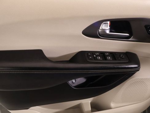 Used 2022 Chrysler Pacifica Touring-L w/ Uconnect Theater Family Group image 18