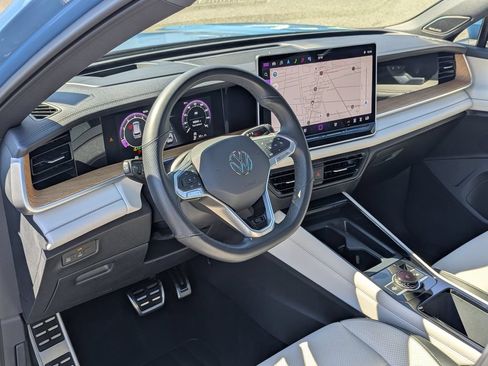 Certified 2025 Volkswagen Tiguan SEL R-Line AWD/4WD image 12
