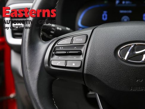 Used 2023 Hyundai Venue Limited FWD image 15