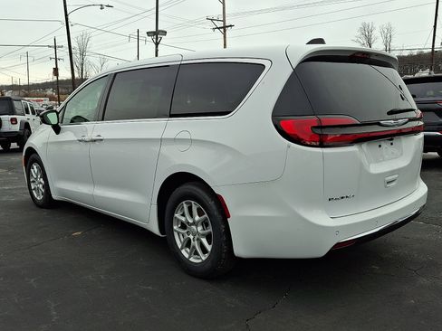 New 2026 Chrysler Pacifica Select image 4