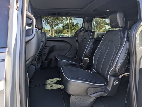New 2026 Chrysler Pacifica Select FWD image 13