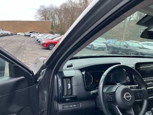 Used 2025 Nissan Pathfinder SV image 36