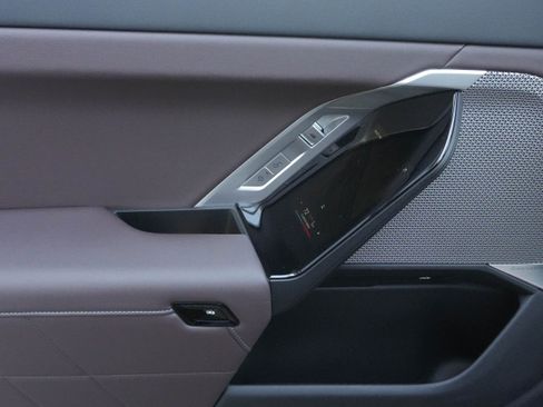 Certified 2025 BMW 740i image 33