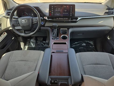 Used 2024 Toyota Sienna LE FWD image 12