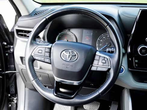 Used 2021 Toyota Highlander LE AWD/4WD image 32
