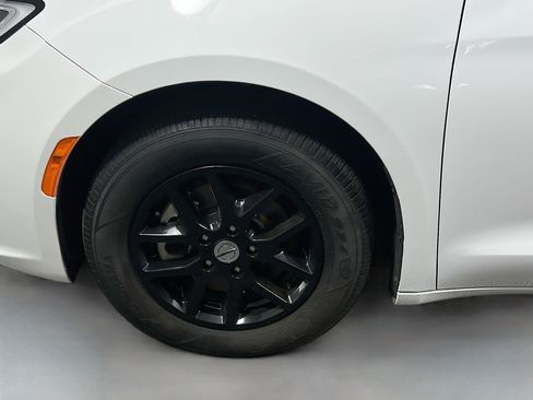 Used 2024 Chrysler Pacifica Touring-L image 13