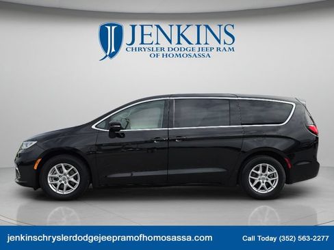 Used 2024 Chrysler Pacifica Touring-L FWD image 9