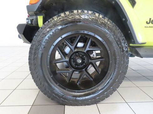 Used 2023 Jeep Gladiator Sport AWD/4WD image 14