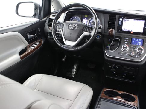 Used 2017 Toyota Sienna Limited Premium FWD image 34