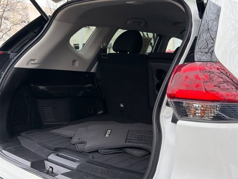 Used 2019 Nissan Rogue SV image 9