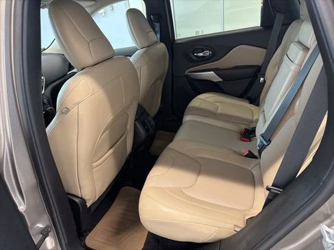 Used 2018 Jeep Cherokee Limited w/ Luxury Group AWD/4WD image 13