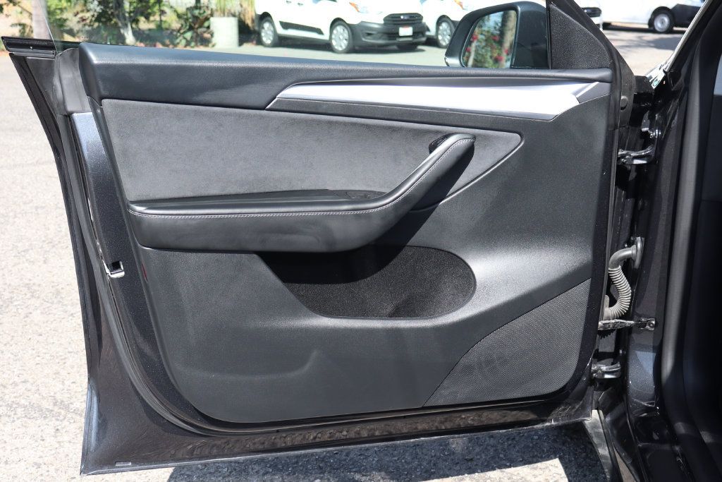 Used 2025 Tesla Model Y Long Range RWD image 14