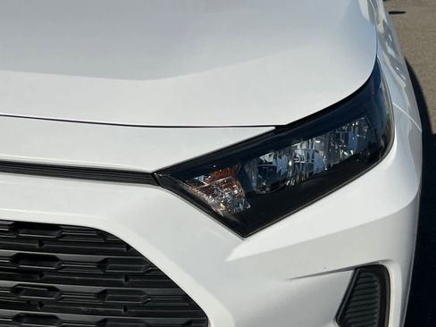 Used 2021 Toyota RAV4 LE AWD/4WD image 11