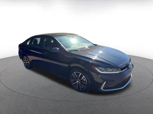 Used 2025 Volkswagen Jetta SE image 2