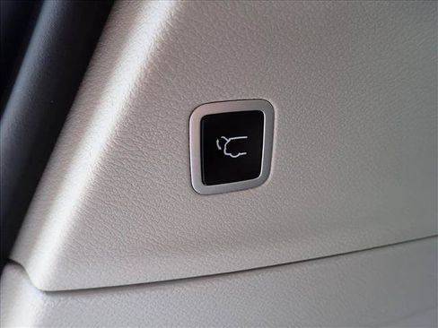 Used 2024 Chrysler Pacifica Touring-L FWD image 9
