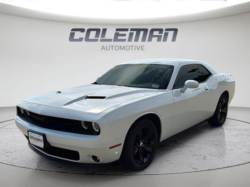 Used 2019 Dodge Challenger SXT RWD image 1