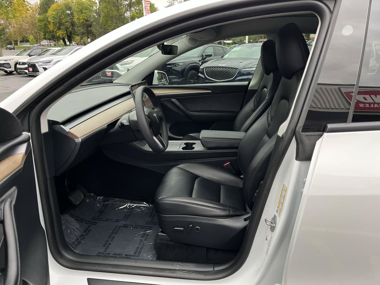 Used 2024 Tesla Model Y Long Range AWD/4WD image 3