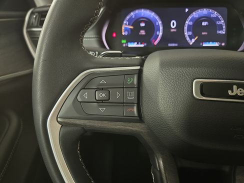 Certified 2024 Jeep Grand Cherokee Limited w/ Black Appearance Package AWD/4WD image 16