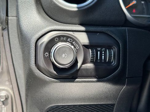 Used 2018 Jeep Wrangler Unlimited Sahara image 31