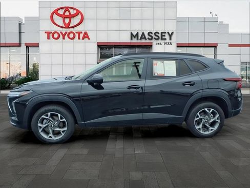 Used 2025 Chevrolet Trax LT FWD image 6