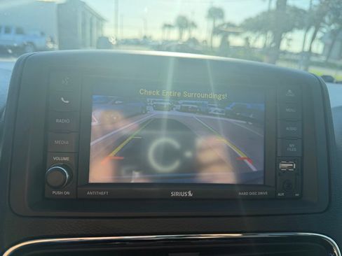 Used 2018 Dodge Grand Caravan SE w/ UConnect Hands-Free Group FWD image 18