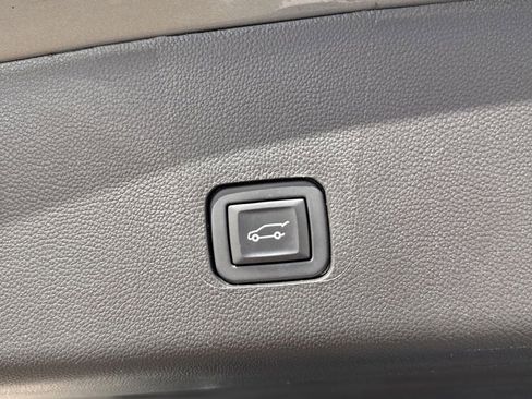 Used 2023 Chevrolet Traverse LT w/ Midnight/Sport Edition image 6