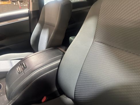 Used 2019 Toyota Highlander LE image 3