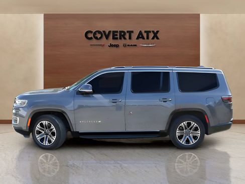 Used 2022 Jeep Wagoneer Series III w/ Flexible Seating Group RWD image 2