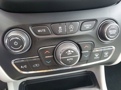 Certified 2019 Jeep Cherokee Limited w/ Luxury Group image 24