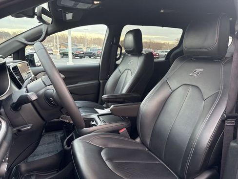 Used 2024 Chrysler Pacifica Touring-L w/ S Appearance Package image 16