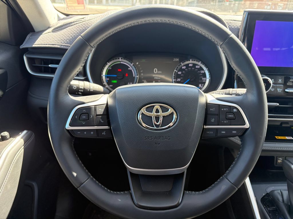 Used 2025 Toyota Highlander XLE AWD/4WD image 20